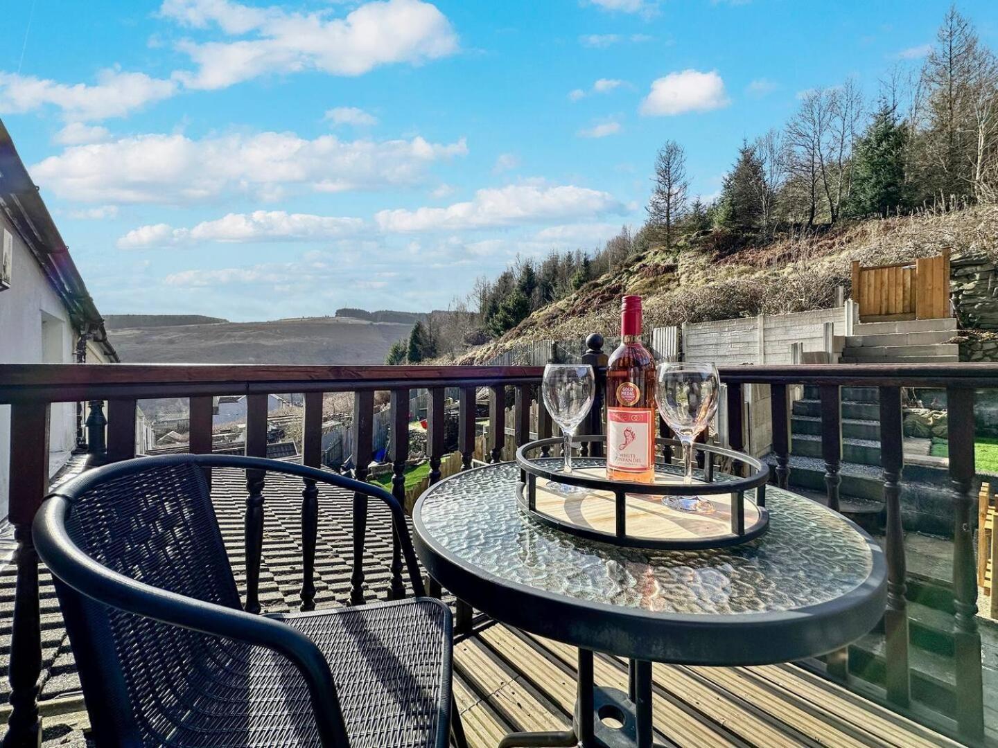 3 Bed Home In Tonypandy With Balcony View Room Llwynypia Exterior foto