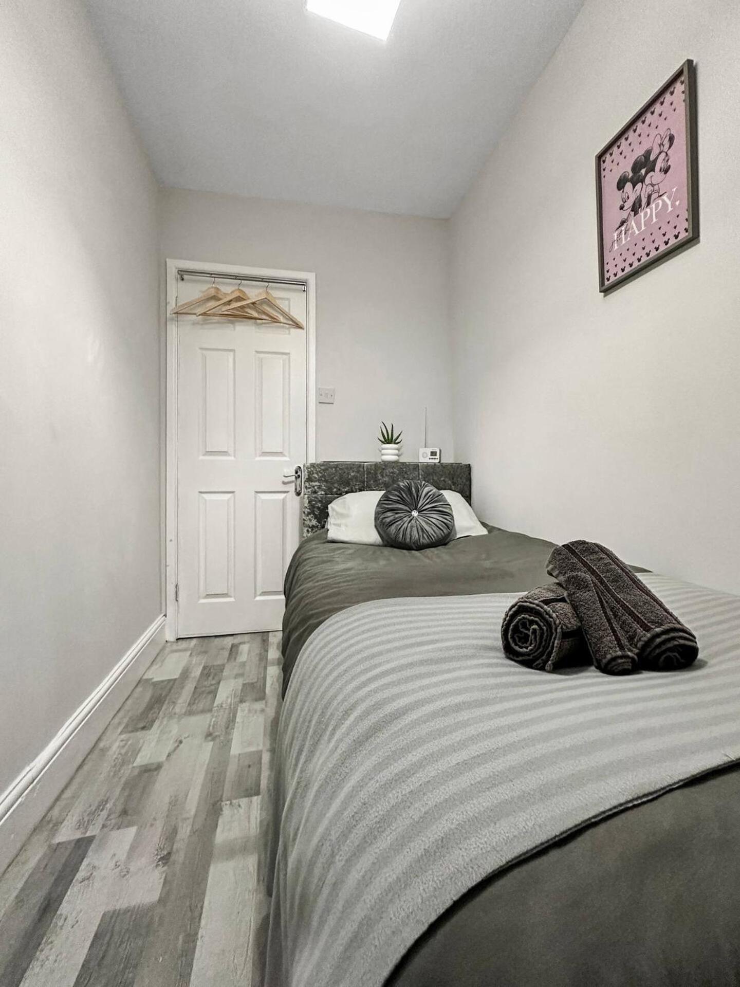 3 Bed Home In Tonypandy With Balcony View Room Llwynypia Exterior foto