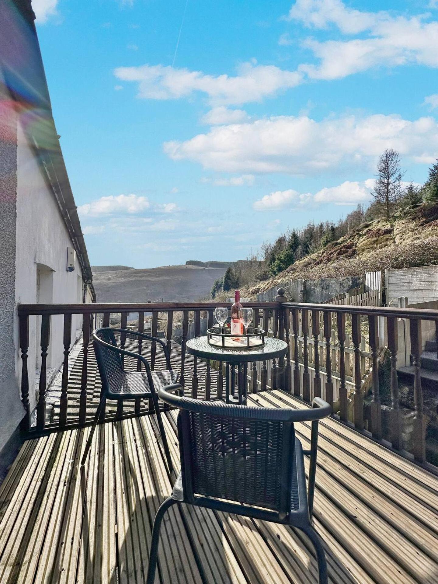 3 Bed Home In Tonypandy With Balcony View Room Llwynypia Exterior foto